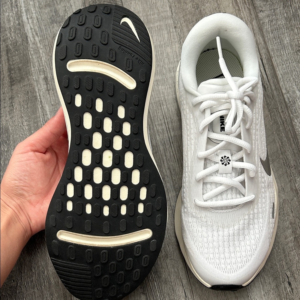 NEW Nike Journey Run White Running Shoes with Black Accents - Picture 4 of 6